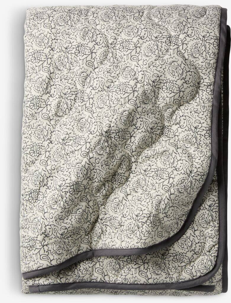 SKAVGRAS quiltet tæppe 140x200 beige/grå