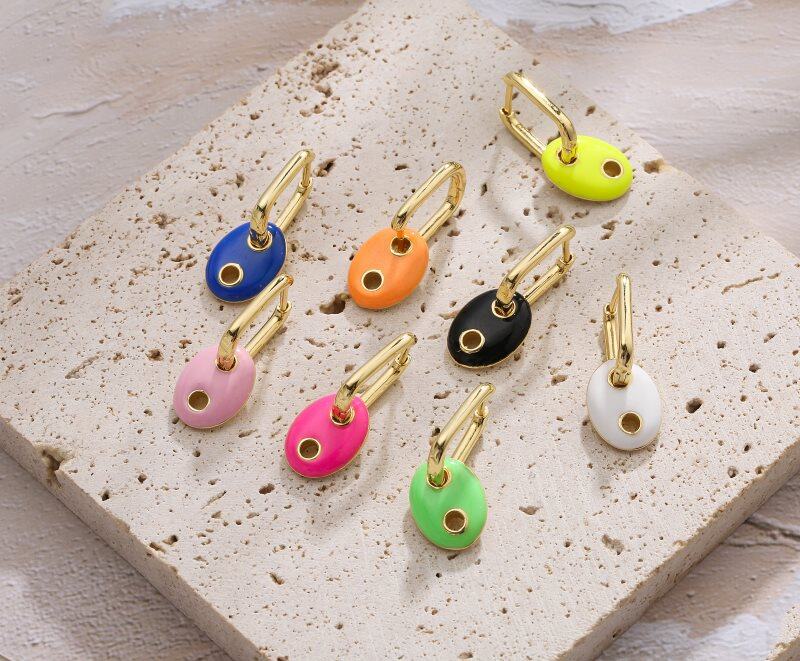 HECHENG – 1 paire – Créoles « Huggie » colorées – Créoles avec breloques perles émaillées – Pour femmes et filles