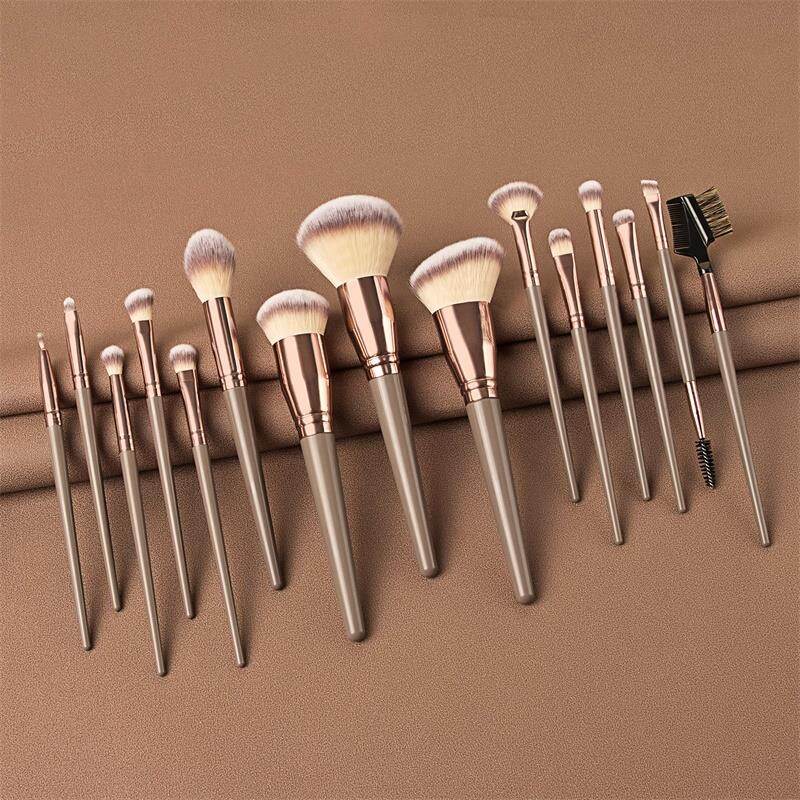 Conjunto de 15 pincéis de maquiagem, incluindo 7 e 10 pincéis grandes na cor champanhe dourado. Ideal para maquiagem, incluindo pincéis para delineador, sombras e outros acessórios. Perfeito para a sua base de beleza.