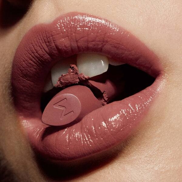 Madara Satin Shine Lipstick, pomadka do ust w sztyfcie, Charisma 503, 3,8 g