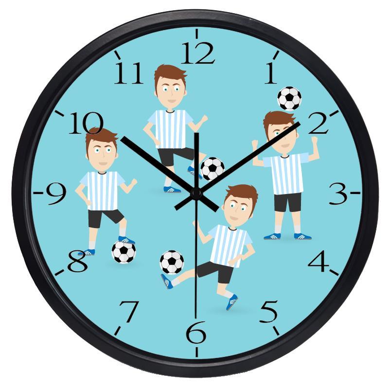 Cartoon wandklok voor jongenskamer met voetbalthema, stille glazen klok met voetbalthema voor kinderkamer