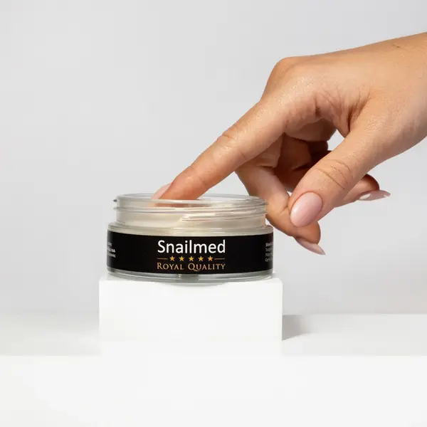 Snailmed, przeciwstarzeniowy krem do twarzy z naturalnym śluzem ślimaka z kwasem hialuronowym oraz olejkiem z awokado, 50 ml